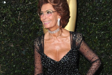 Sophia Loren: 76 tuổi vẫn diện váy “khoe ngực”