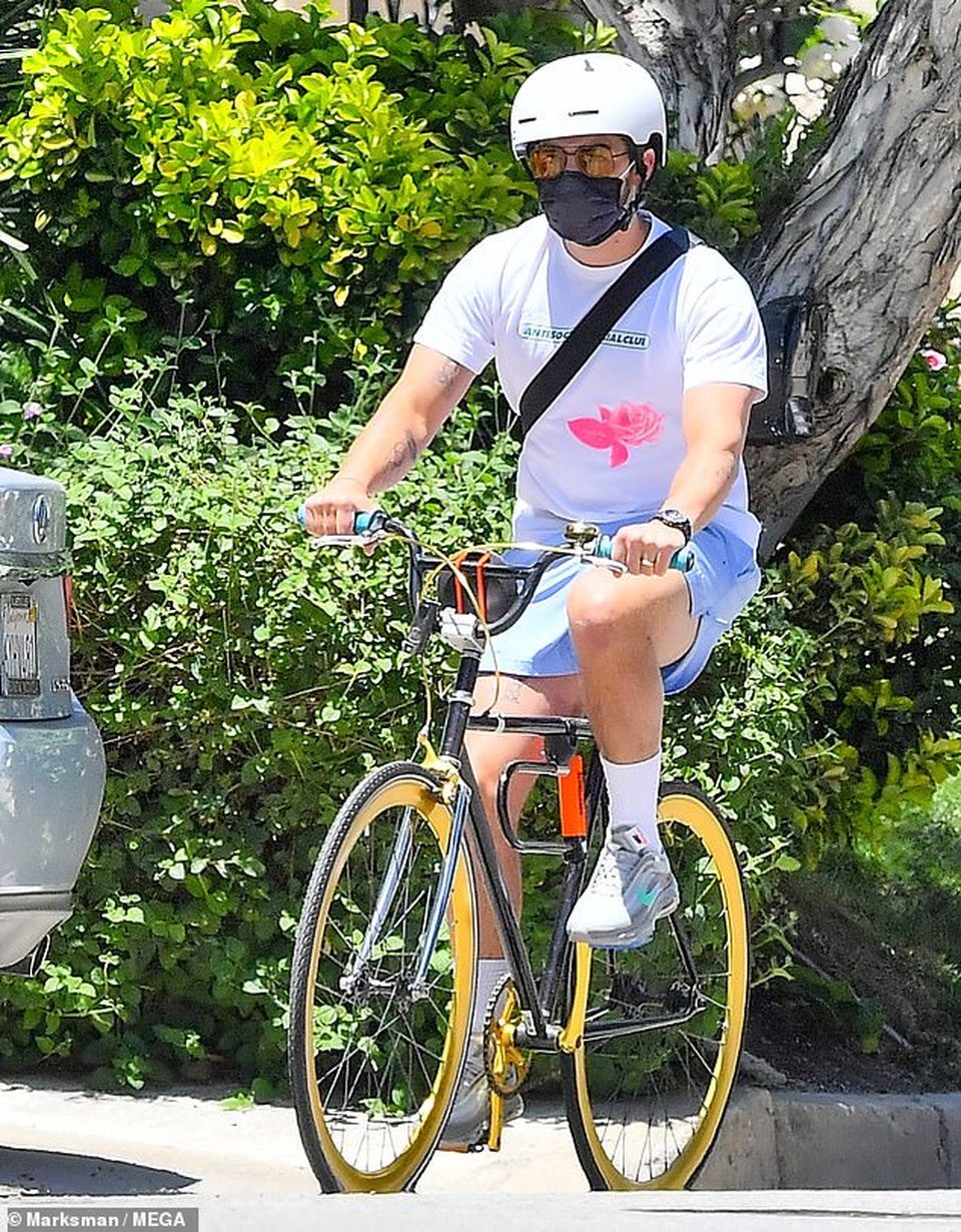 Bradley Cooper đeo băng đô của con ra phố - 9 Bradley Cooper đeo băng đô của con ra phố - 9