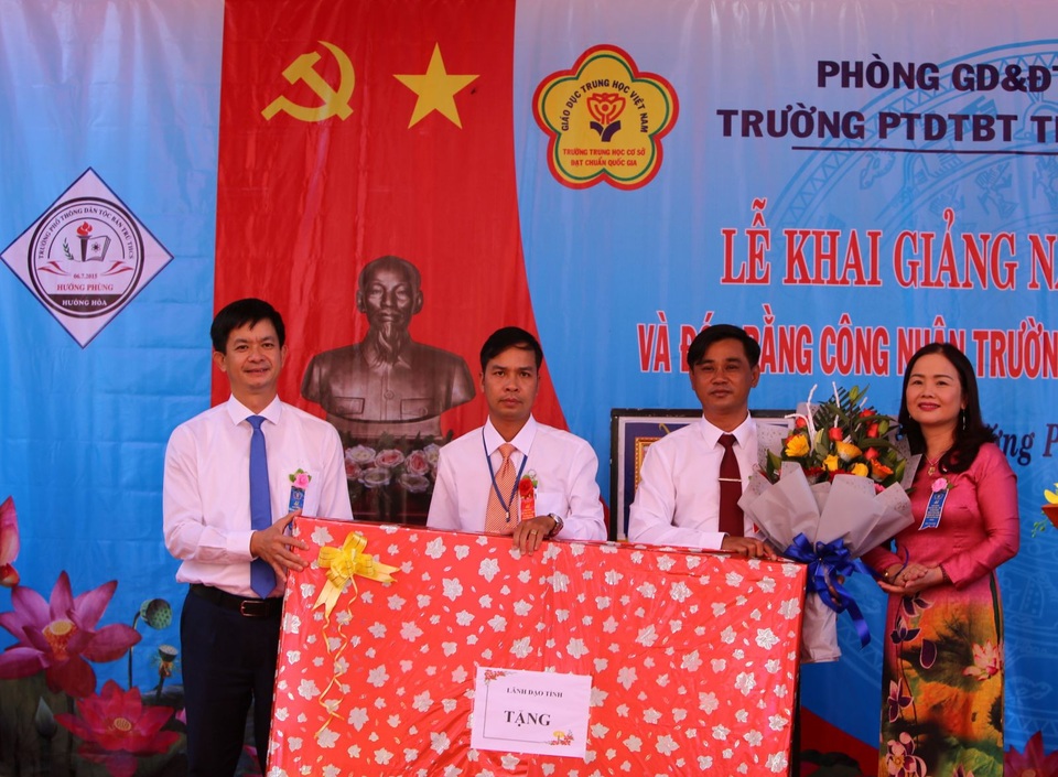 Trường học miền núi khai giảng sớm và đón nhận danh hiệu đạt chuẩn Quốc gia - 3 Trường học miền núi khai giảng sớm và đón nhận danh hiệu đạt chuẩn Quốc gia - 3