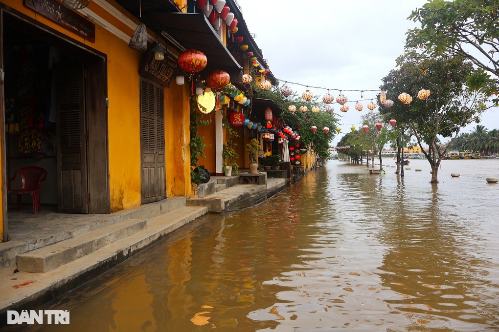 Người dân Hội An chật vật với nước lũ lên xuống 8 lần trong tháng - 1 Người dân Hội An chật vật với nước lũ lên xuống 8 lần trong tháng - 1