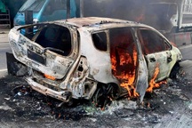 Xe con cháy trơ khung trên đường ở TPHCM