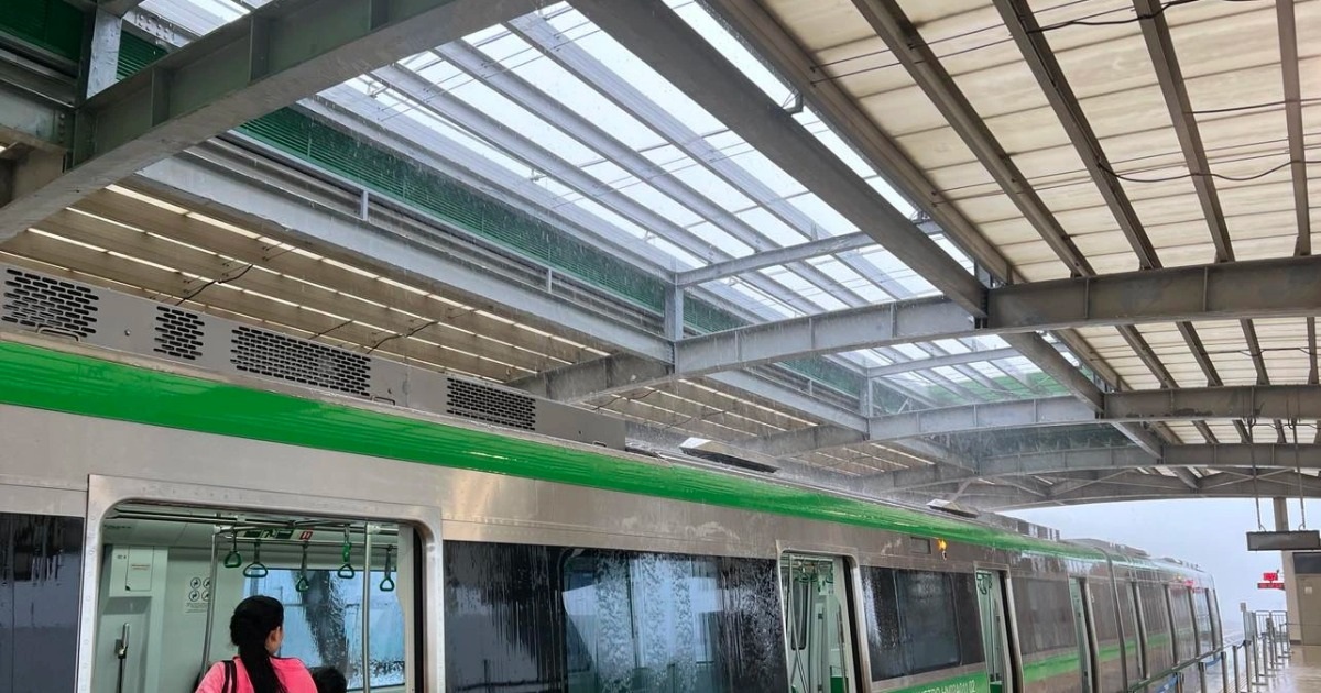 Nhà ga metro Cát Linh - Hà Đông thủng mái không ai sửa, nước chảy lênh láng