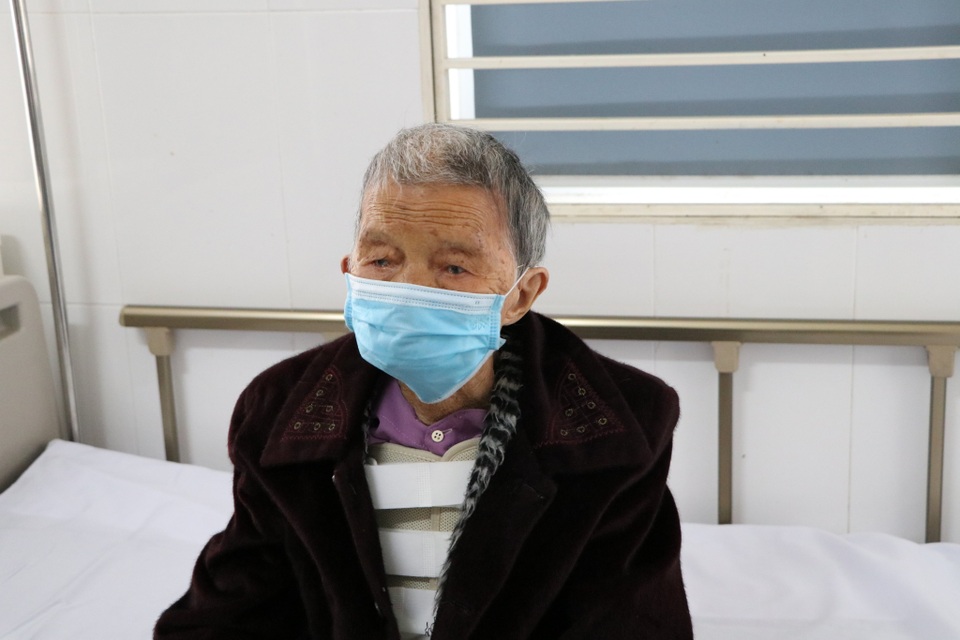 Bơm xi măng vào đốt sống giúp cụ bà 101 tuổi thoát cảnh nằm liệt giường - 1 Bơm xi măng vào đốt sống giúp cụ bà 101 tuổi thoát cảnh nằm liệt giường - 1