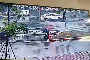 Jaguar F-Pace vượt đèn đỏ gây họa cho Mercedes-Benz GLC