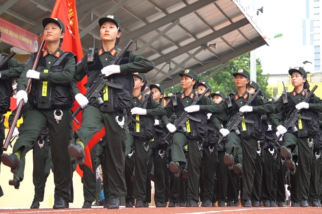 Hàng trăm nữ cảnh sát diễu binh, diễu hành tại Hà Nội - 6 Hàng trăm nữ cảnh sát diễu binh, diễu hành tại Hà Nội - 6