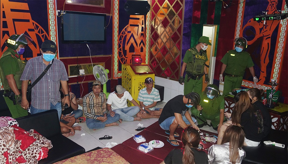 15 khách, quản lý và nhân viên quán karaoke dương tính với ma túy - 1