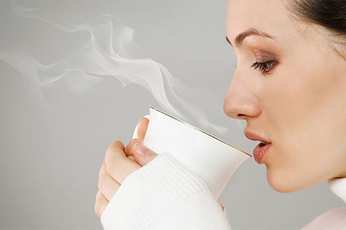 Đồ uống tốt nhất để dùng sau khi vừa thức dậy là nước lọc ấm