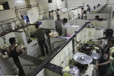 Ngỡ ngàng với góc khuất phía sau cuộc sống hào nhoáng ở Dubai