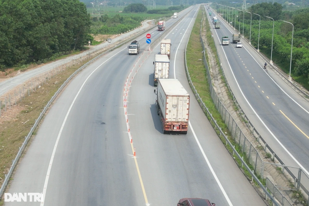 Ô tô vẫn thi nhau lấn làn, vượt ẩu trên cao tốc Cam Lộ - La Sơn - 4 Ô tô vẫn thi nhau lấn làn, vượt ẩu trên cao tốc Cam Lộ - La Sơn - 4