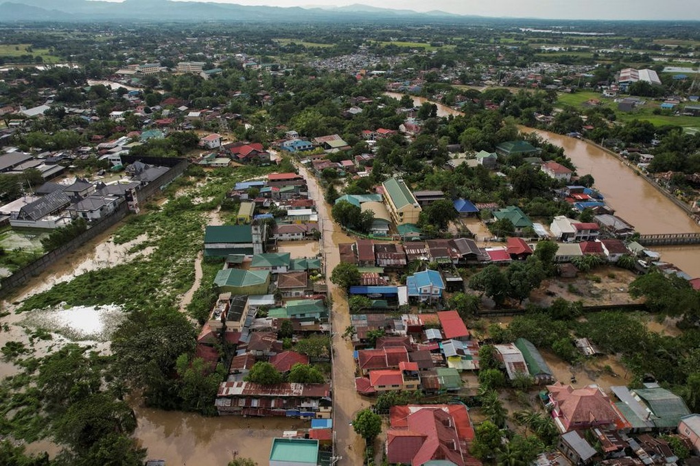 Bão Noru tại Philippines: Ngập lụt nhiều nơi, 5 nhân viên cứu hộ thiệt mạng - 2 Bão Noru tại Philippines: Ngập lụt nhiều nơi, 5 nhân viên cứu hộ thiệt mạng - 2