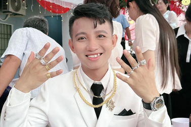 Đám cưới đồng tính: "Cô dâu" miền Tây khoe kim cương đầy tay