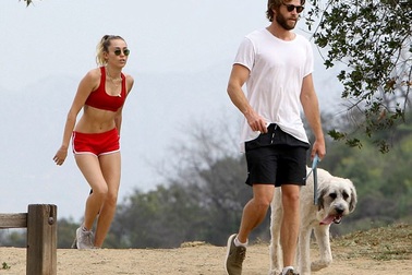 Miley Cyrus khoe eo thon khi đi tập thể dục cùng bạn trai