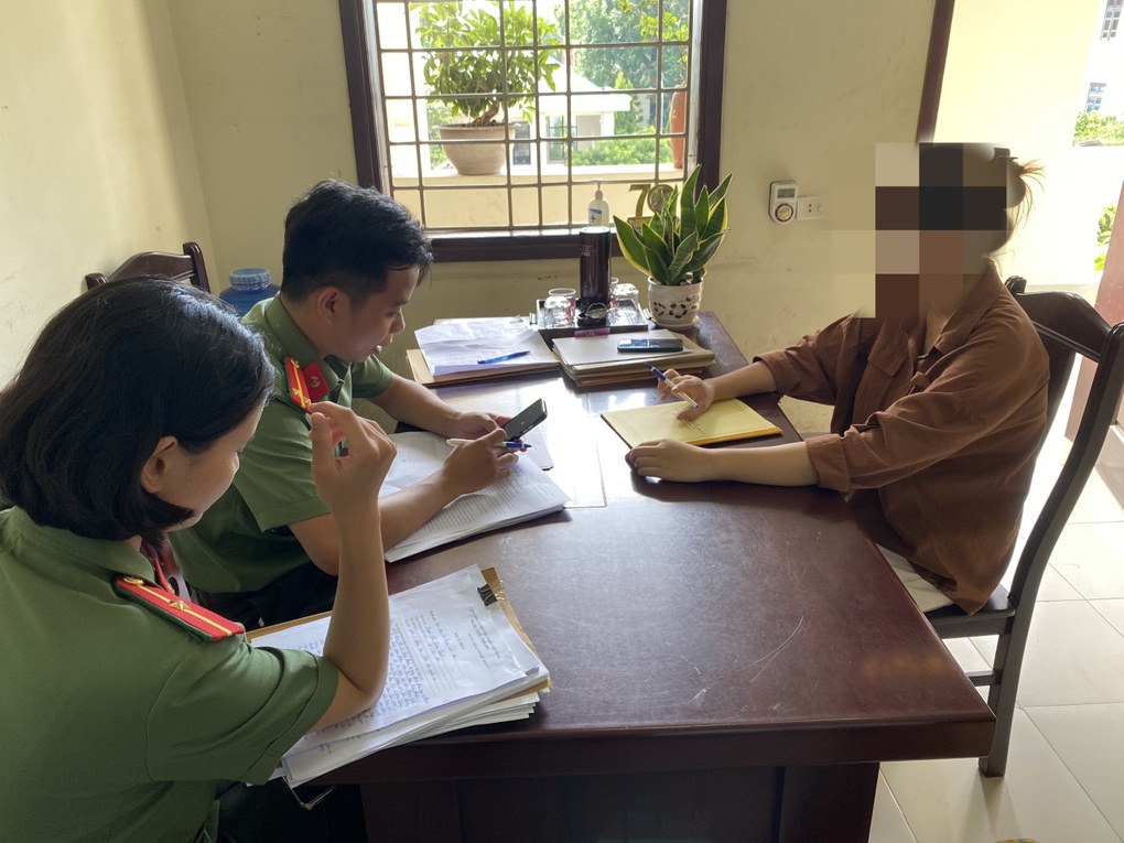Thiếu nữ lên mạng xúc phạm CSGT rồi kêu gọi chia sẻ cho em - 1 Thiếu nữ lên mạng xúc phạm CSGT rồi kêu gọi chia sẻ cho em - 1