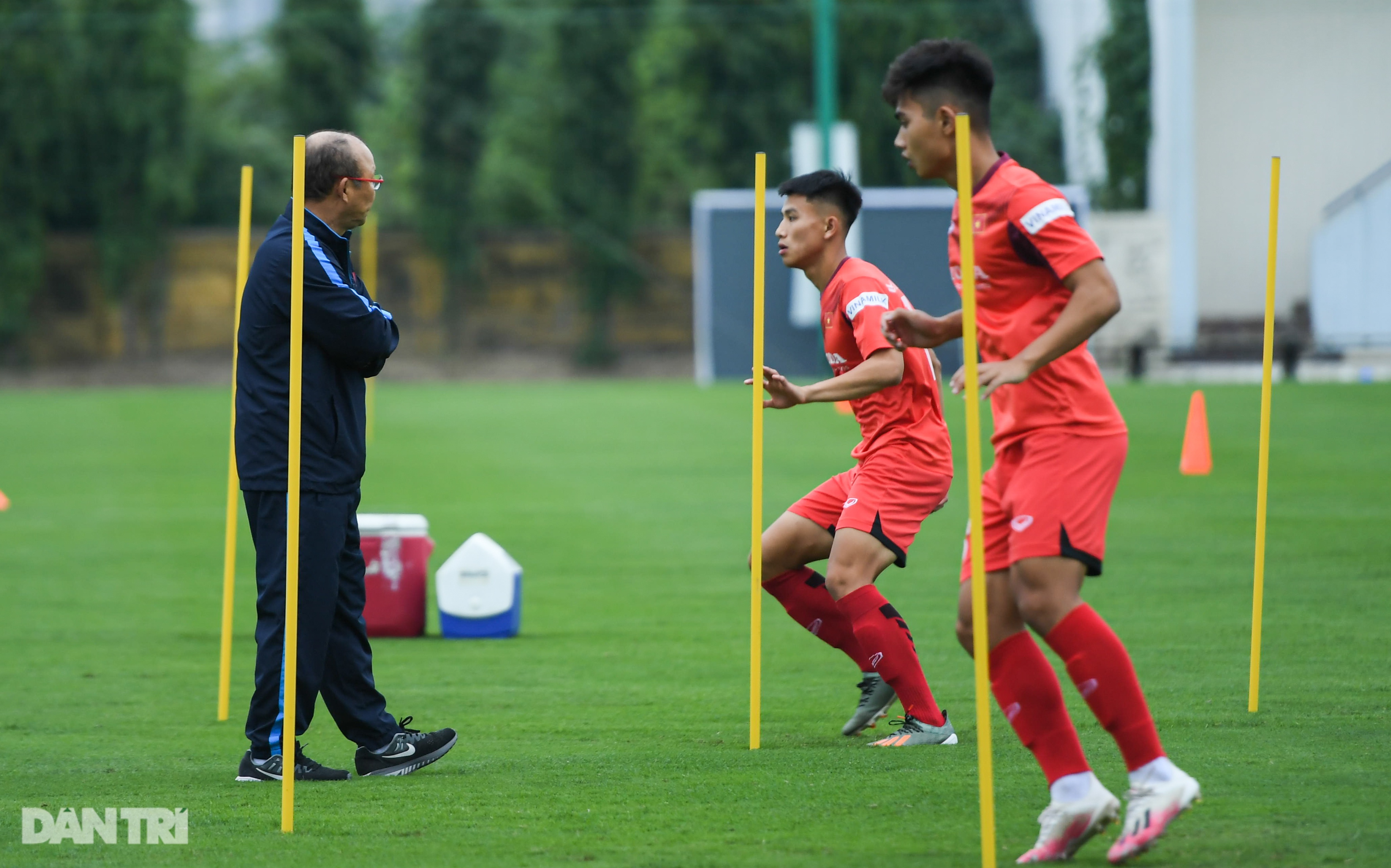 Thầy Park nhăn mặt, hướng dẫn học trò tới bung giày - 16 Thầy Park nhăn mặt, hướng dẫn học trò tới bung giày - 16