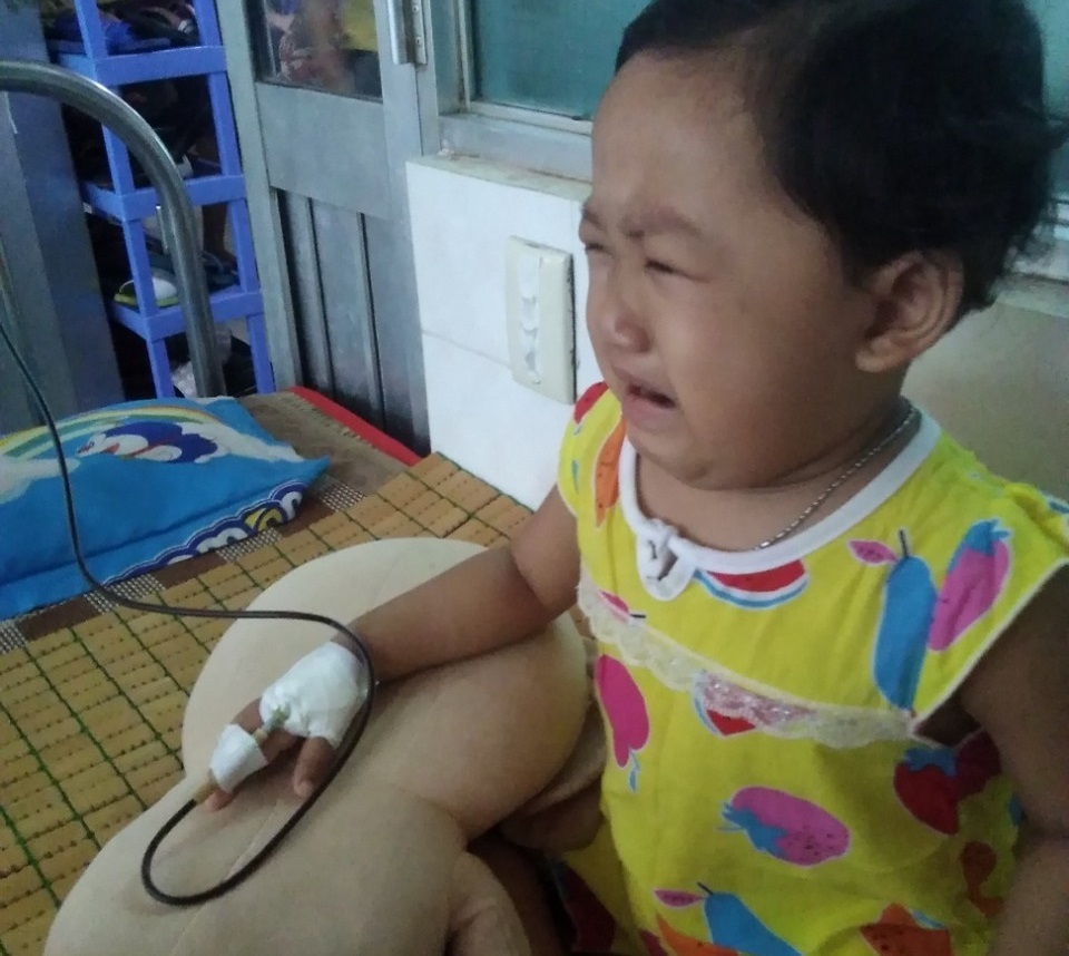 Xót xa cảnh bé gái đau đớn khóc khản giọng mong được ở bên cha - 5 Xót xa cảnh bé gái đau đớn khóc khản giọng mong được ở bên cha - 5