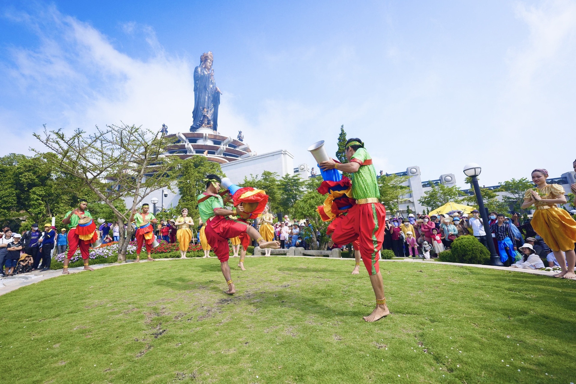Hàng nghìn du khách Nam bộ lên núi, xuống biển trong ngày đầu của kỳ nghỉ lễ 30/4 - 4 Hàng nghìn du khách Nam bộ lên núi, xuống biển trong ngày đầu của kỳ nghỉ lễ 30/4 - 4