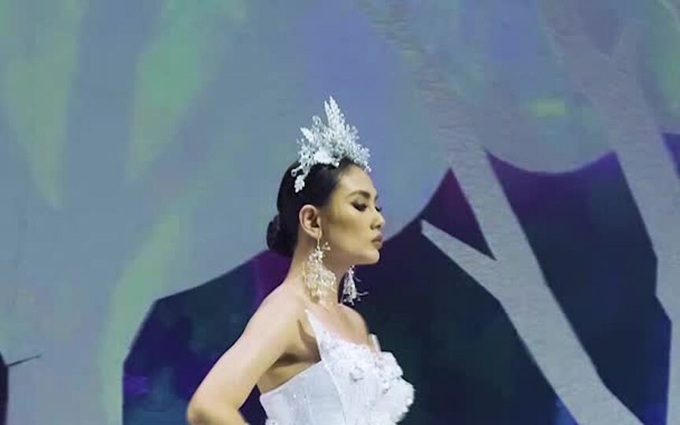 Võ Hoàng Yến catwalk với váy 30 kg - Ảnh 5. Võ Hoàng Yến catwalk với váy 30 kg - Ảnh 5.