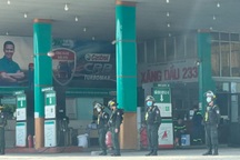 Hàng chục cảnh sát cơ động bảo vệ buổi khám xét trạm xăng 233 ở Đồng Nai