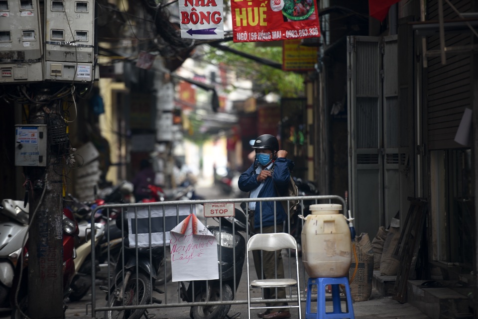 Hàng loạt người dân dựng tường nilon ngăn Covid-19 - 1 Hàng loạt người dân dựng tường nilon ngăn Covid-19 - 1