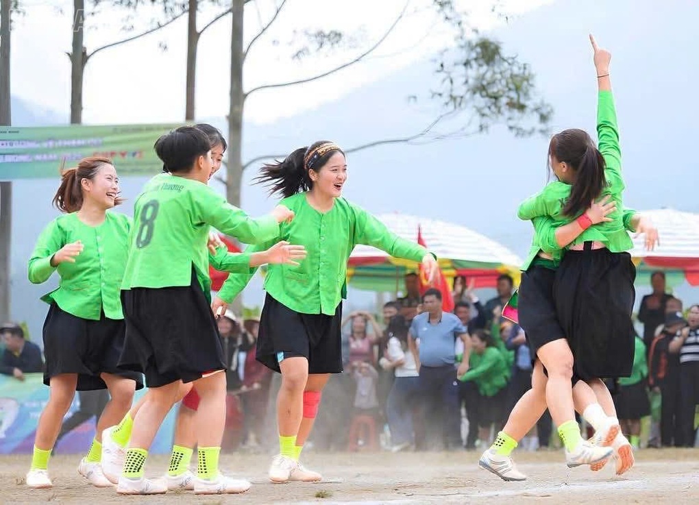 Hoa khôi bóng đá vùng cao diện áo bà ba, gây sốt với màn sút bóng tung lưới - 1 Hoa khôi bóng đá vùng cao diện áo bà ba, gây sốt với màn sút bóng tung lưới - 1