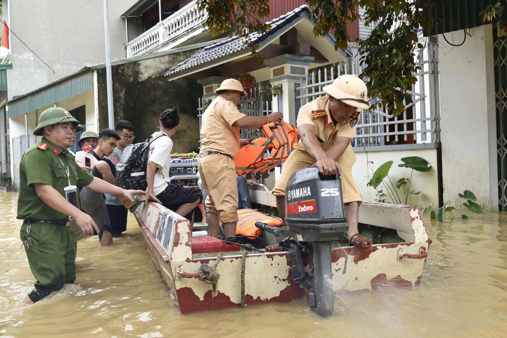 Bác thông tin công an không giúp người dân trong mưa lũ - 2 Bác thông tin công an không giúp người dân trong mưa lũ - 2