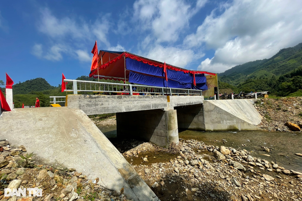 Khánh thành cầu Khuyến học và Dân trí, bà con người Mông vui như ngày hội - 12 Khánh thành cầu Khuyến học và Dân trí, bà con người Mông vui như ngày hội - 12