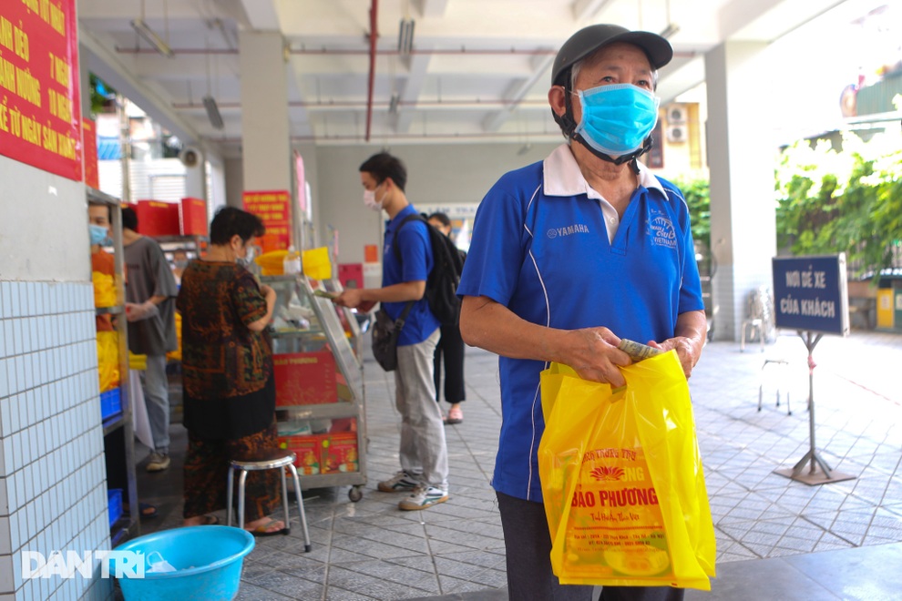 Cả trăm người đội nắng xếp hàng mua bánh Trung thu ở Hà Nội - 9 Cả trăm người đội nắng xếp hàng mua bánh Trung thu ở Hà Nội - 9