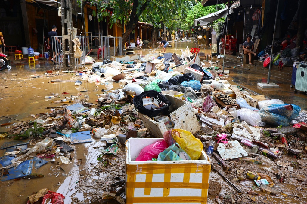 Lượng rác thải khổng lồ bủa vây phố cổ Hội An - 3 Lượng rác thải khổng lồ bủa vây phố cổ Hội An - 3