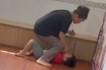 TPHCM: Chủ nhóm lớp mầm non tát, ngồi đè lên bụng, nhét đồ ăn vào miệng trẻ