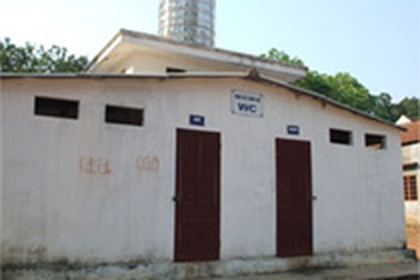 Nhà vệ sinh bỏ hoang, vẫn thu tiền… dọn dẹp