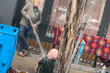 Clip ông lão dùng nước lạnh xịt vào người vô gia cư khiến dân mạng phẫn nộ