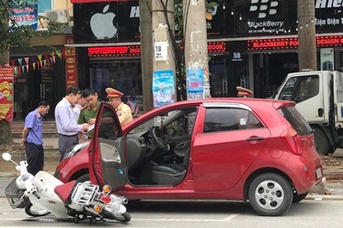 Bộ Công an giải đáp: Mở cửa xe ô tô gây tai nạn bị xử lý như thế nào?