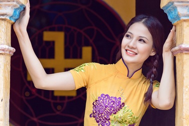 Hoa hậu Trần Thị Quỳnh dịu dàng với áo dài