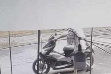 Bé trai 7 tuổi vặn tay ga xe máy gây tai nạn thương tâm