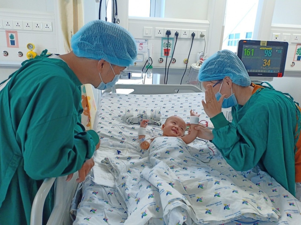 Nụ cười tràn sức sống của cặp Song Nhi sau tách dính - 4 Nụ cười tràn sức sống của cặp Song Nhi sau tách dính - 4
