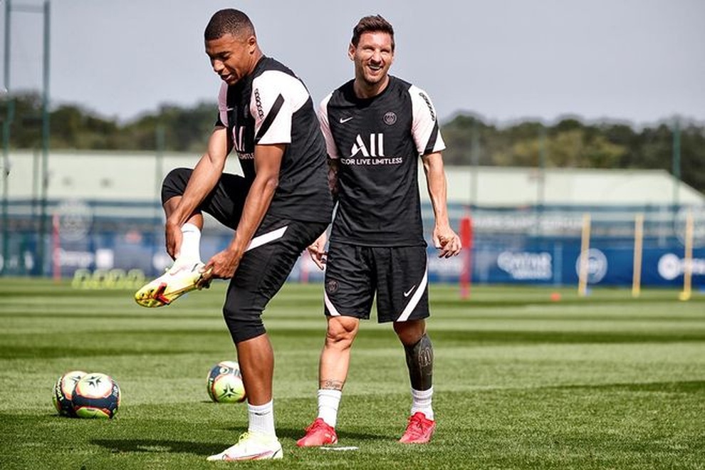 Messi cười tươi rói trong buổi tập đầu tiên với PSG - 9 Messi cười tươi rói trong buổi tập đầu tiên với PSG - 9