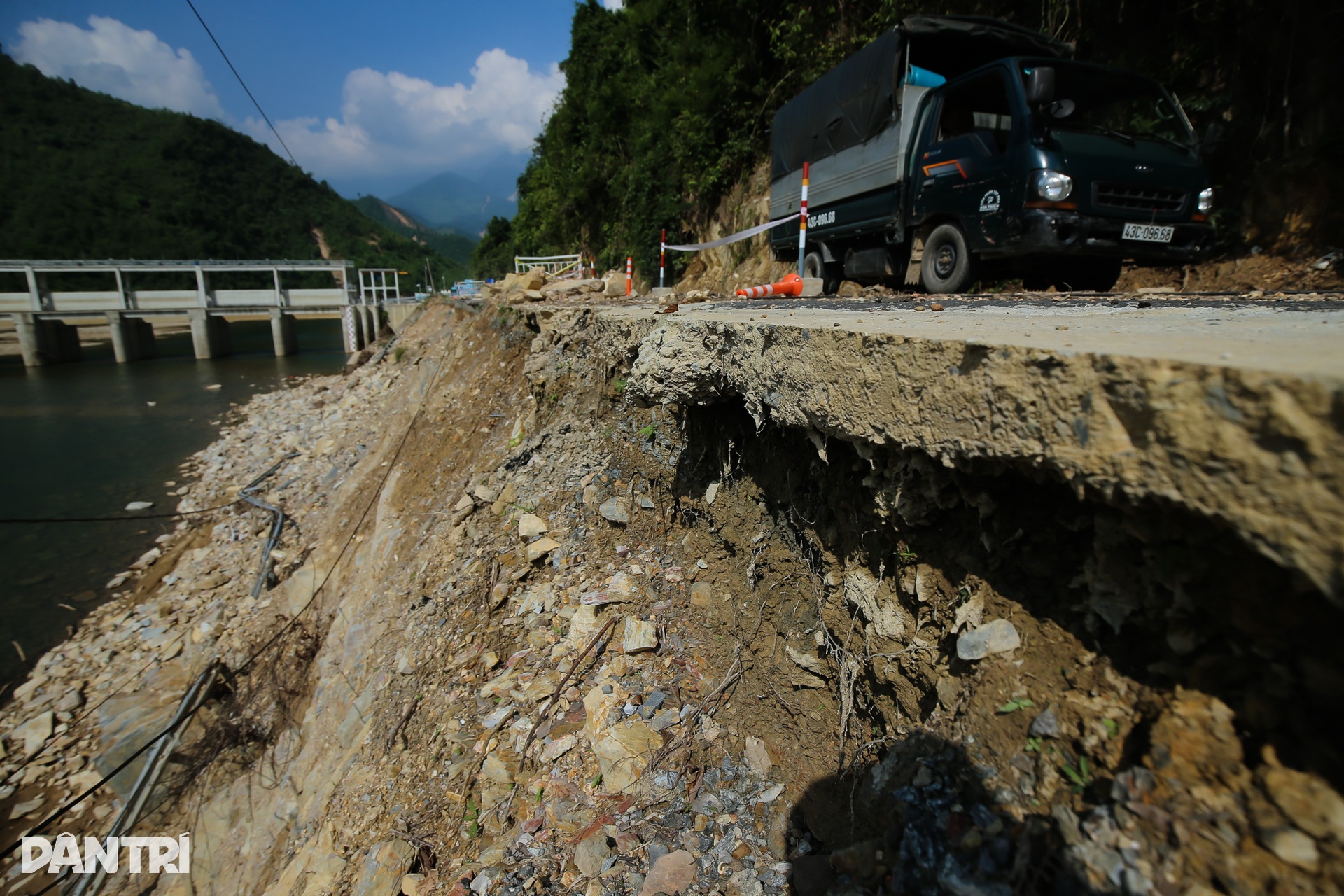 Dân thấp thỏm lưu thông qua tuyến đường sạt lở ở Đà Nẵng - 5 Dân thấp thỏm lưu thông qua tuyến đường sạt lở ở Đà Nẵng - 5