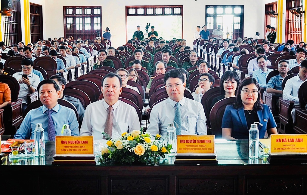 Mít tinh kỷ niệm 10 năm Ngày Pháp luật Việt Nam - 1 Mít tinh kỷ niệm 10 năm Ngày Pháp luật Việt Nam - 1