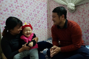 Lần đầu nghe bố mẹ gọi tên con biết ngoái lại, vợ chồng em bật khóc!