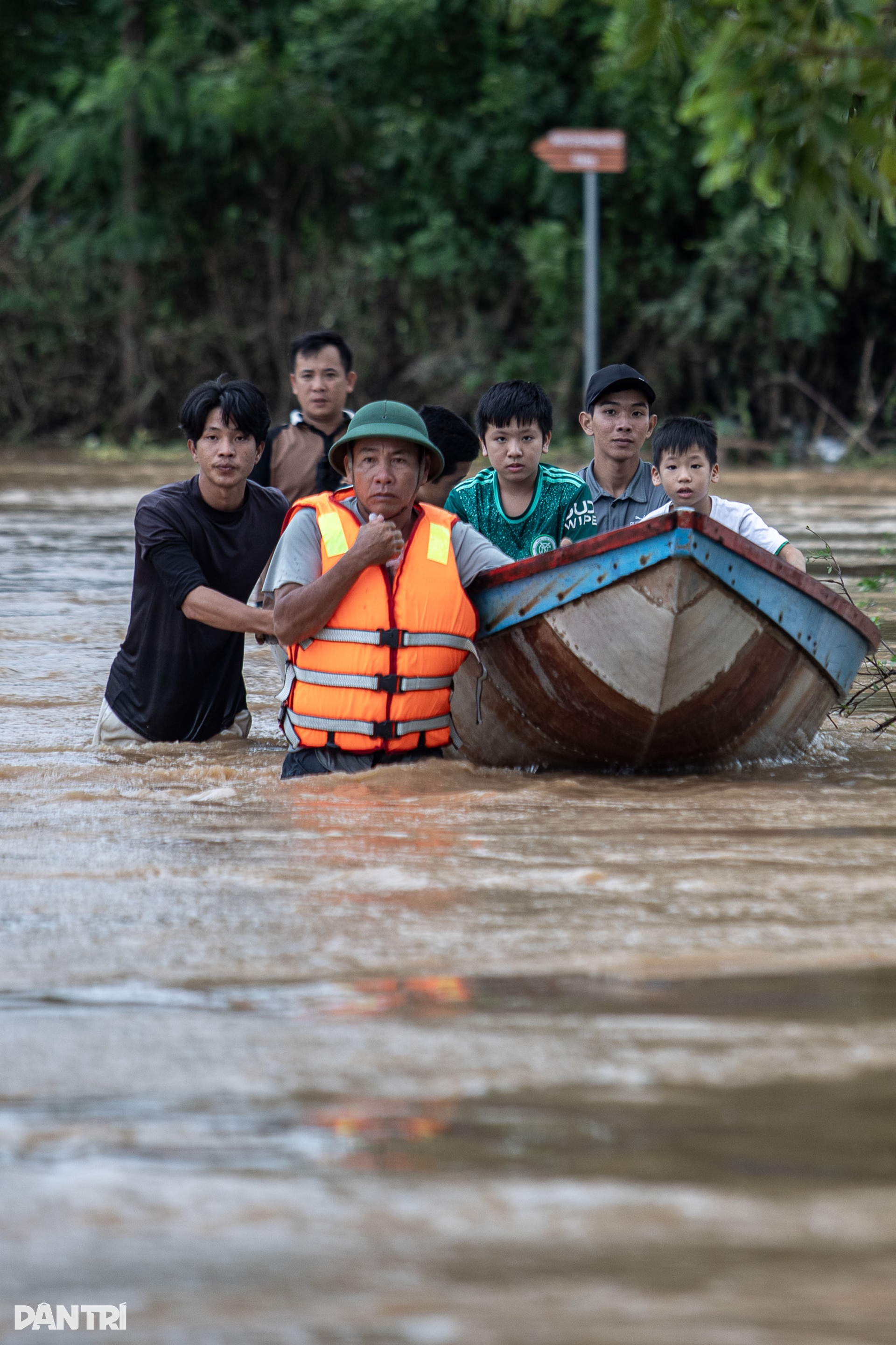 Cuộc sống hai không của người dân Phan Rang trong ngày thứ 5 chống lũ - 8