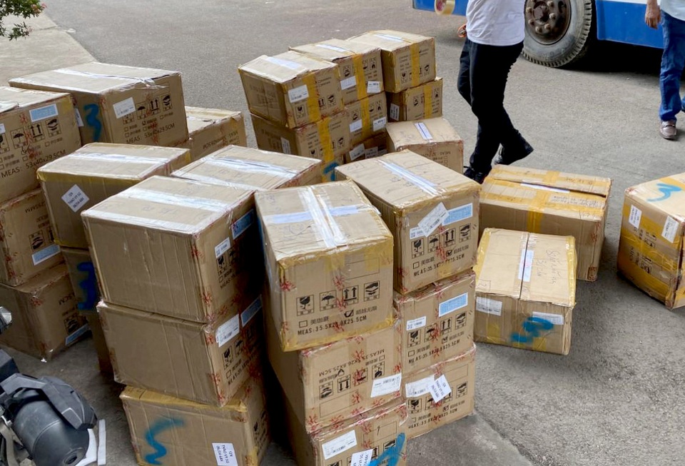 Phát hiện kho mỹ phẩm nhập lậu “khủng” ở Sài Gòn - 4 Phát hiện kho mỹ phẩm nhập lậu “khủng” ở Sài Gòn - 4