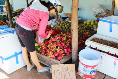 Trái cây “rẻ như cho” tràn ngập đường phố Sài Gòn