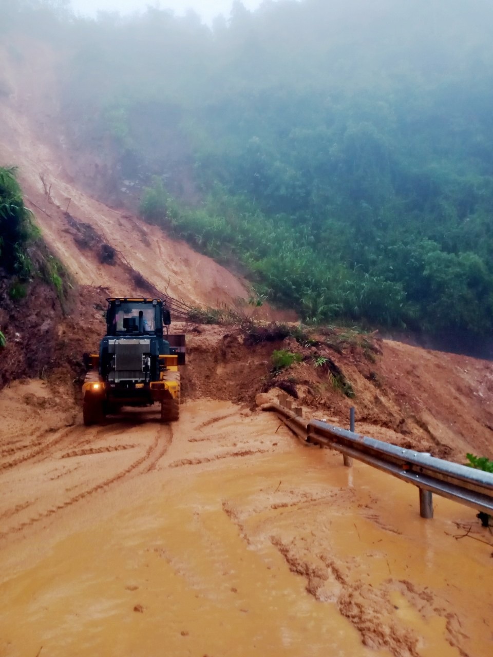 Sạt lở nghiêm trọng, bùn đất lấp kín quốc lộ - 2 Sạt lở nghiêm trọng, bùn đất lấp kín quốc lộ - 2