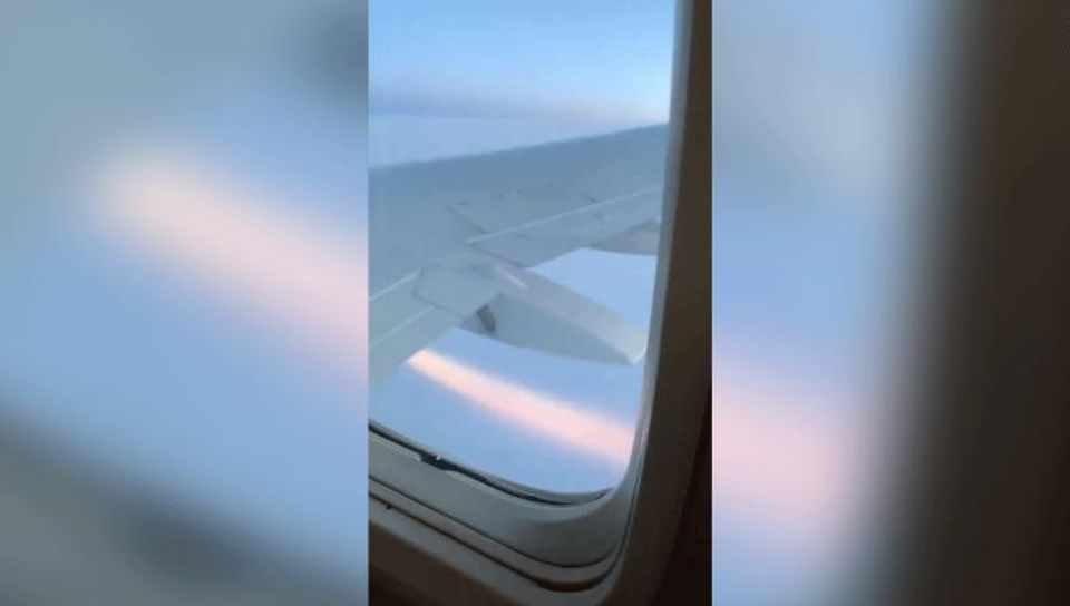 Video động cơ máy bay Boeing cháy “phừng phừng” trên không - 1 Video động cơ máy bay Boeing cháy “phừng phừng” trên không - 1