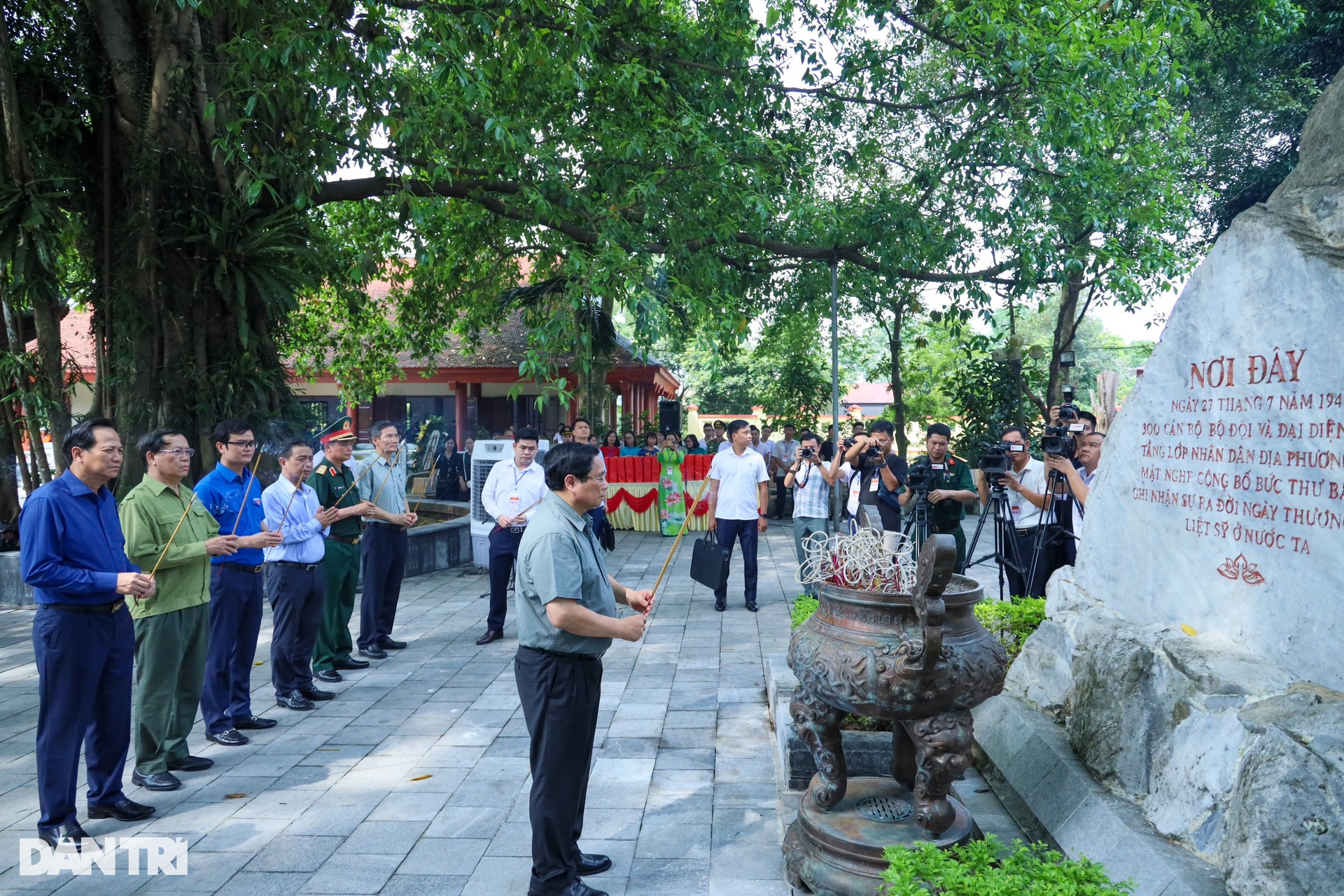 Thủ tướng dâng hương tại nơi khởi đầu Ngày Thương binh - Liệt sĩ - 2 Thủ tướng dâng hương tại nơi khởi đầu Ngày Thương binh - Liệt sĩ - 2
