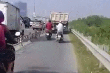 Clip “xe ben đi vào làn xe máy” khiến nhiều người phẫn nộ
