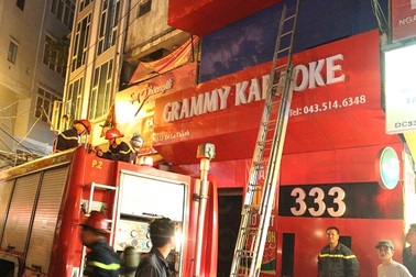 Hà Nội: Quán karaoke bốc khói, cả khu phố náo loạn