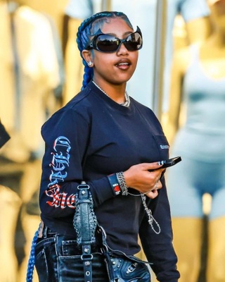 Con gái 12 tuổi của Kim Kardashian nhuộm răng đen, để tóc xanh - 4