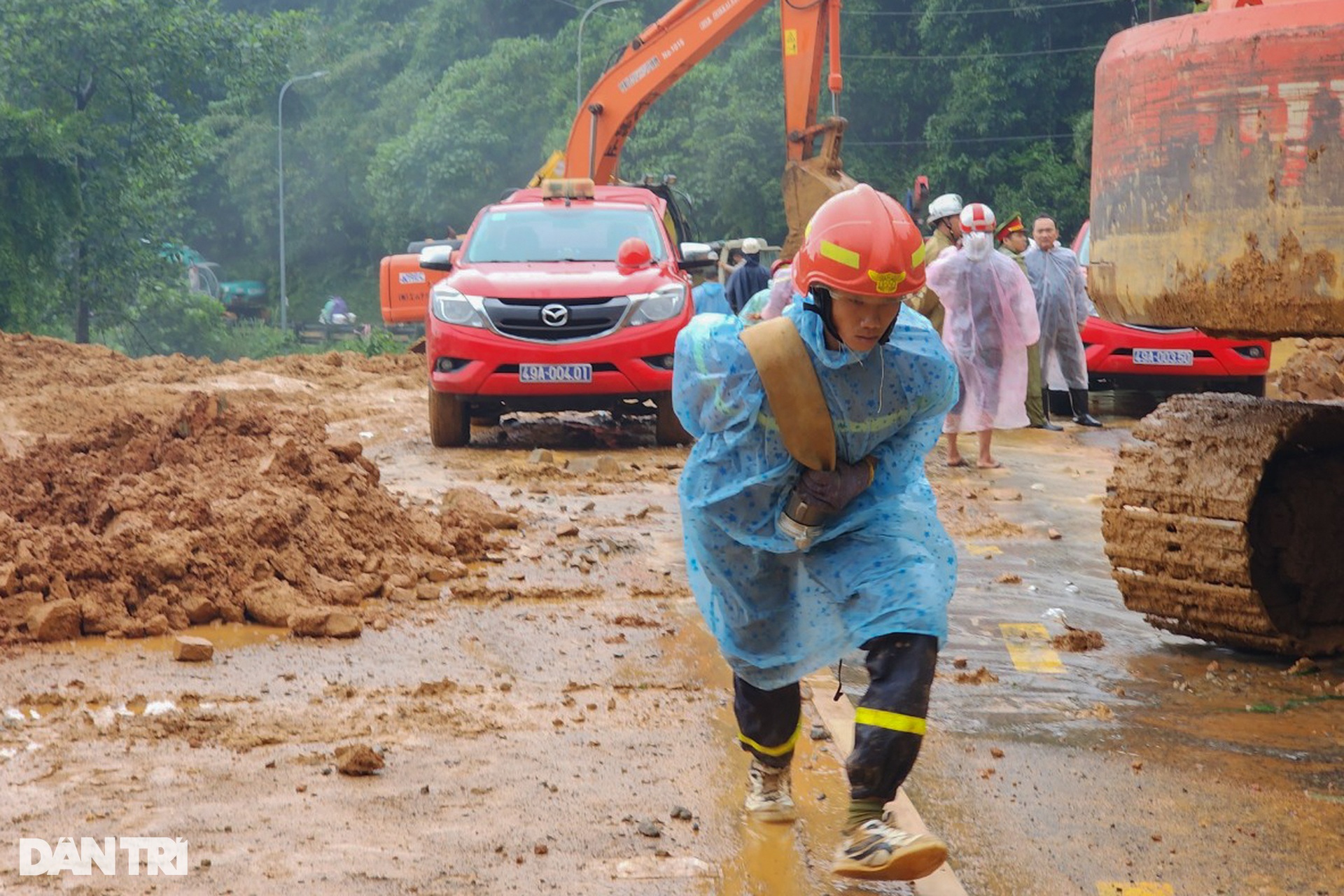 Hiện trường vụ sạt lở khiến 4 người bị vùi lấp ở đèo Bảo Lộc - 7 Hiện trường vụ sạt lở khiến 4 người bị vùi lấp ở đèo Bảo Lộc - 7