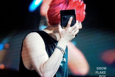 “Fan cuồng” ném iPhone 11 Pro Max lên sân khấu để tặng thần tượng